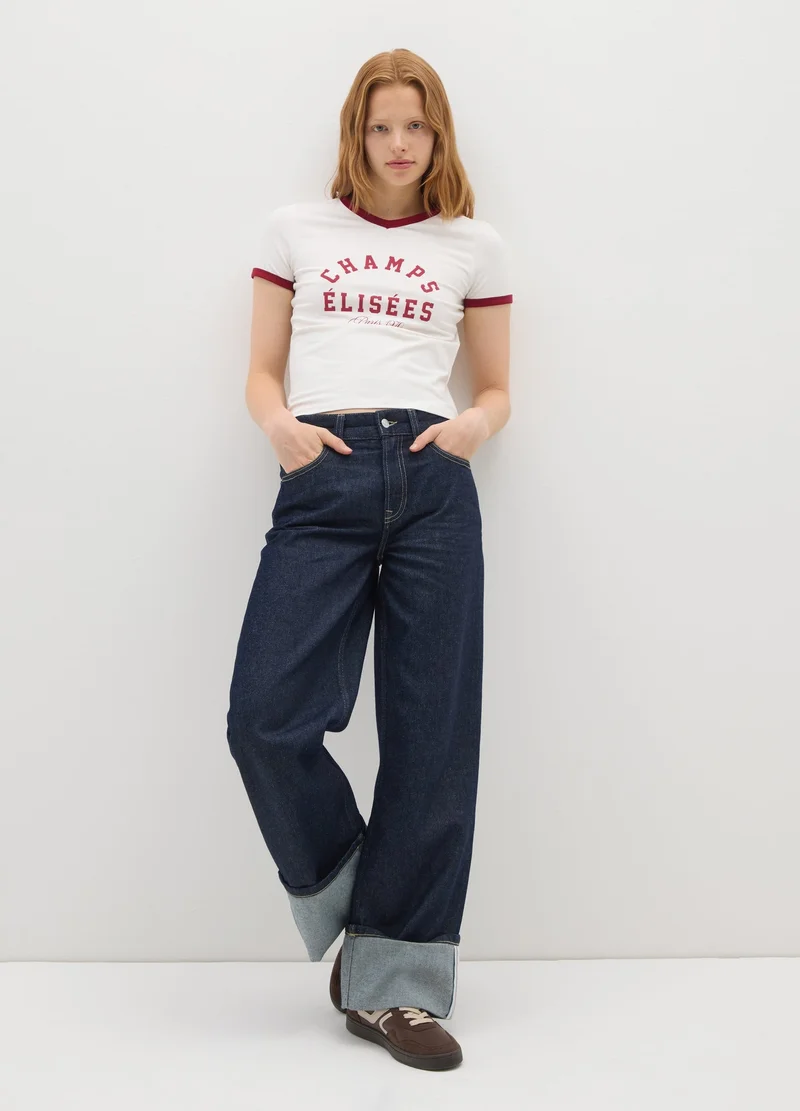 او في اس تيشيرت قطن أبيض مطاطي بقصة عادية بلمسات حمراء